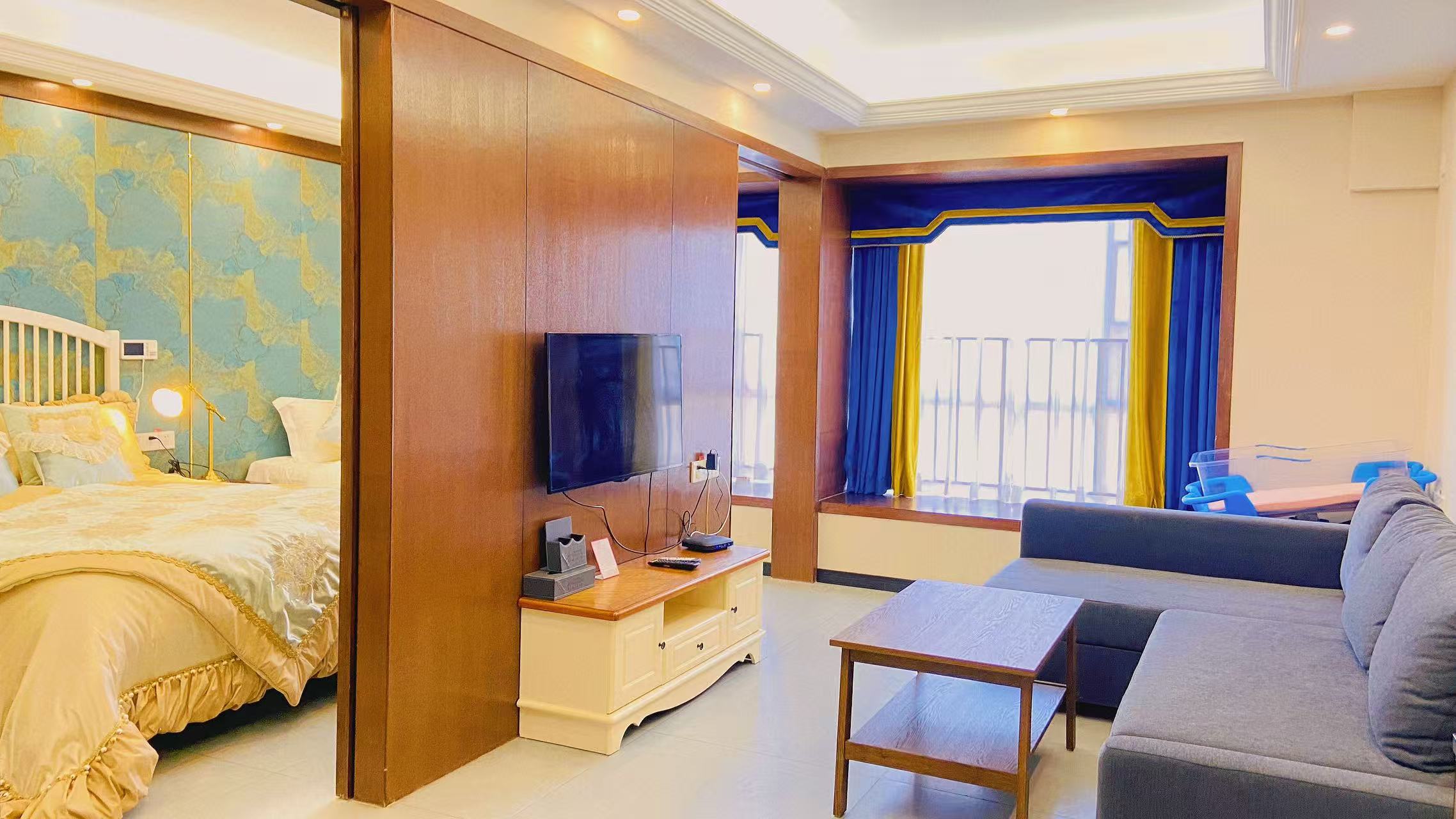 豪华套房客厅与卧室