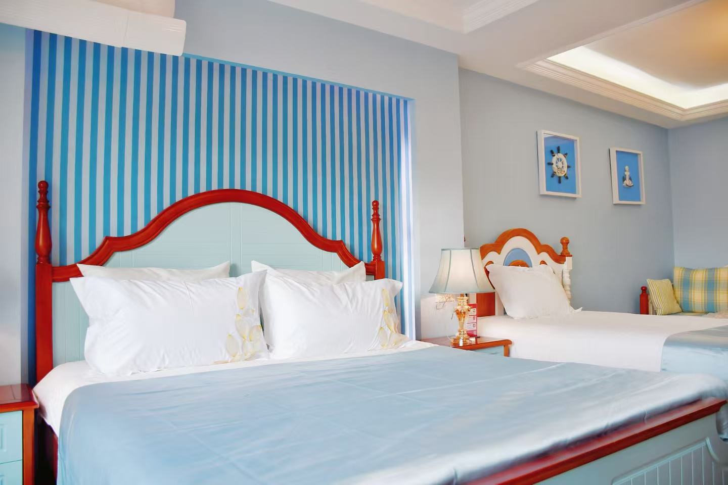 蓝色条纹主题房间