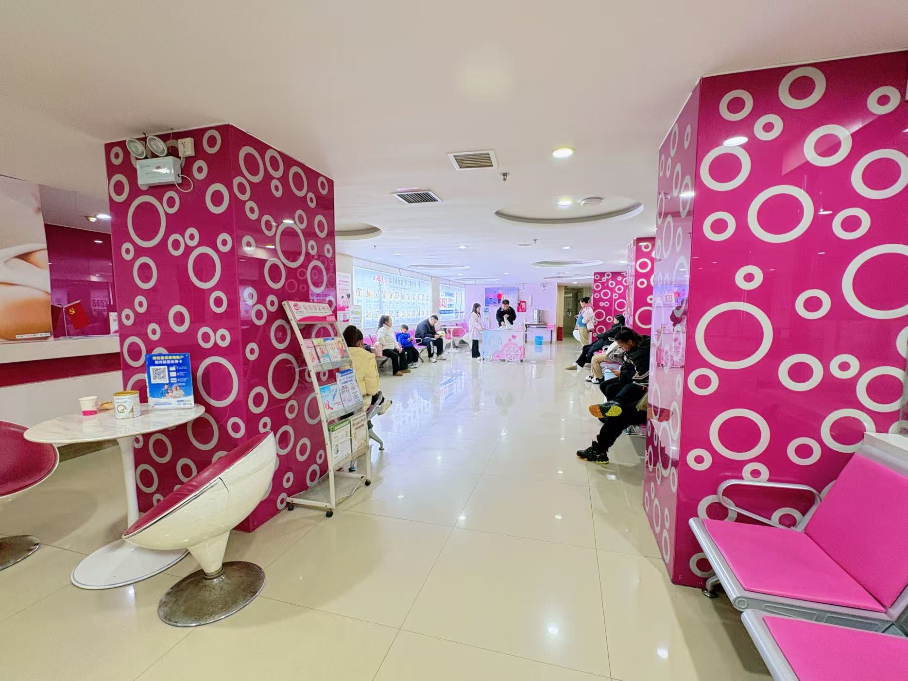 黔南和泰医院候诊区环境图