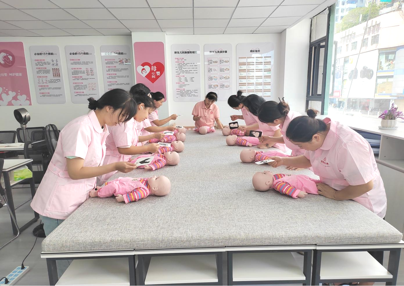 小爱家政育儿嫂培训图