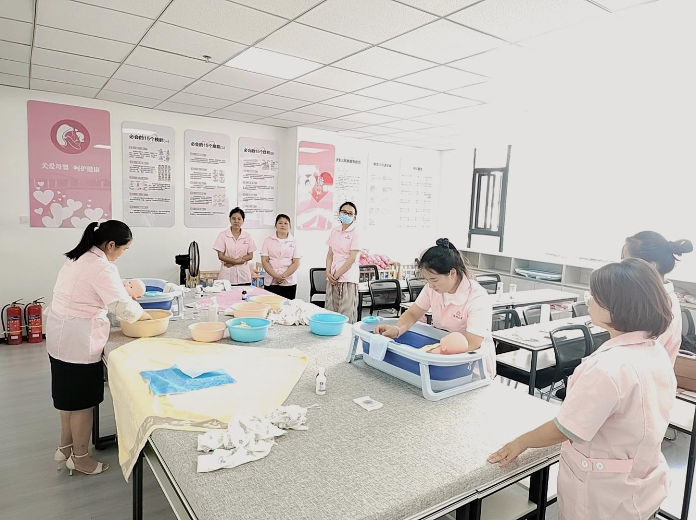 小爱家政母婴护理培训图